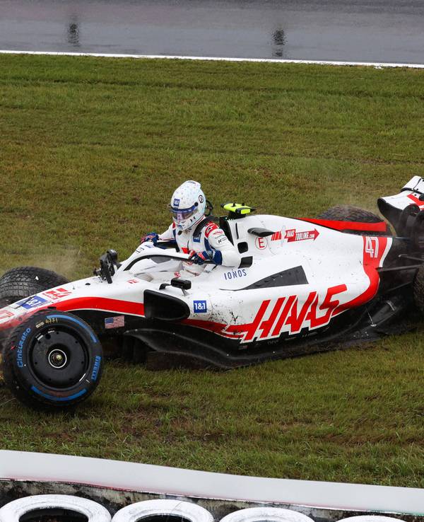Mick Schumacher steigt nach seinem Crash aus dem Formel-1-Auto aus.