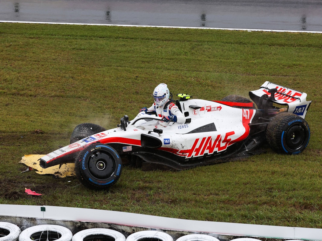 Mick Schumacher steigt nach seinem Crash aus dem Formel-1-Auto aus.