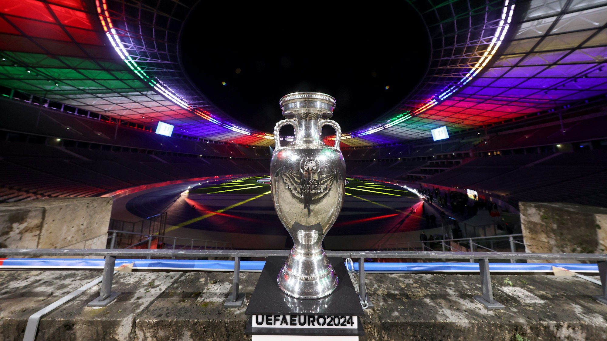 Siegerpokal der Fußball-Europameisterschaft 2024.