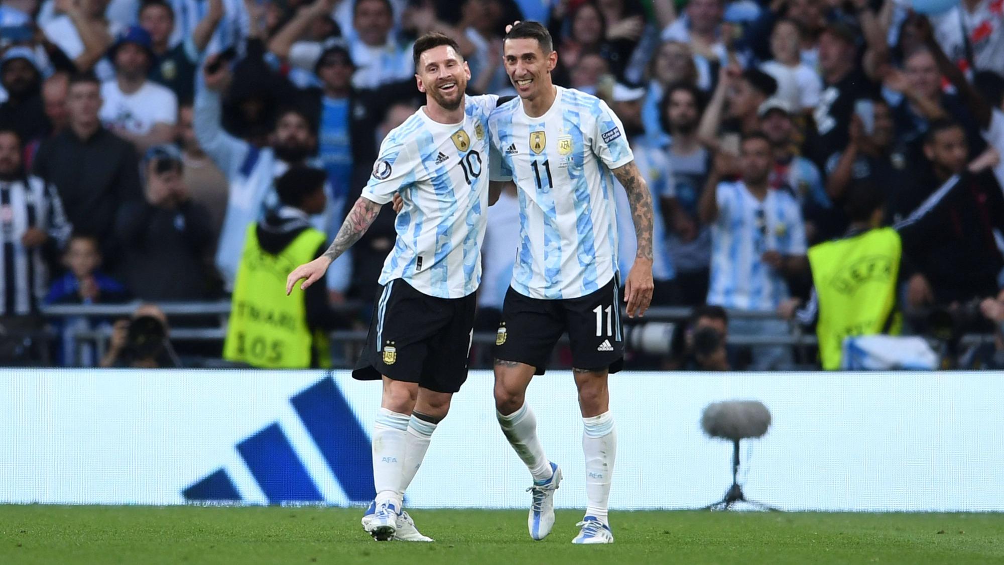 Angel Di Maria (r.) und Lionel Messi bejubeln gemeinsam ein Tor.