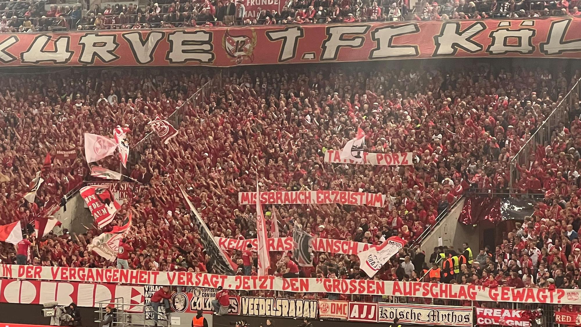 Die Coloniacs zeigen beim Spiel 1. FC Köln gegen Partizan Belgrad vier Spruchbänder.