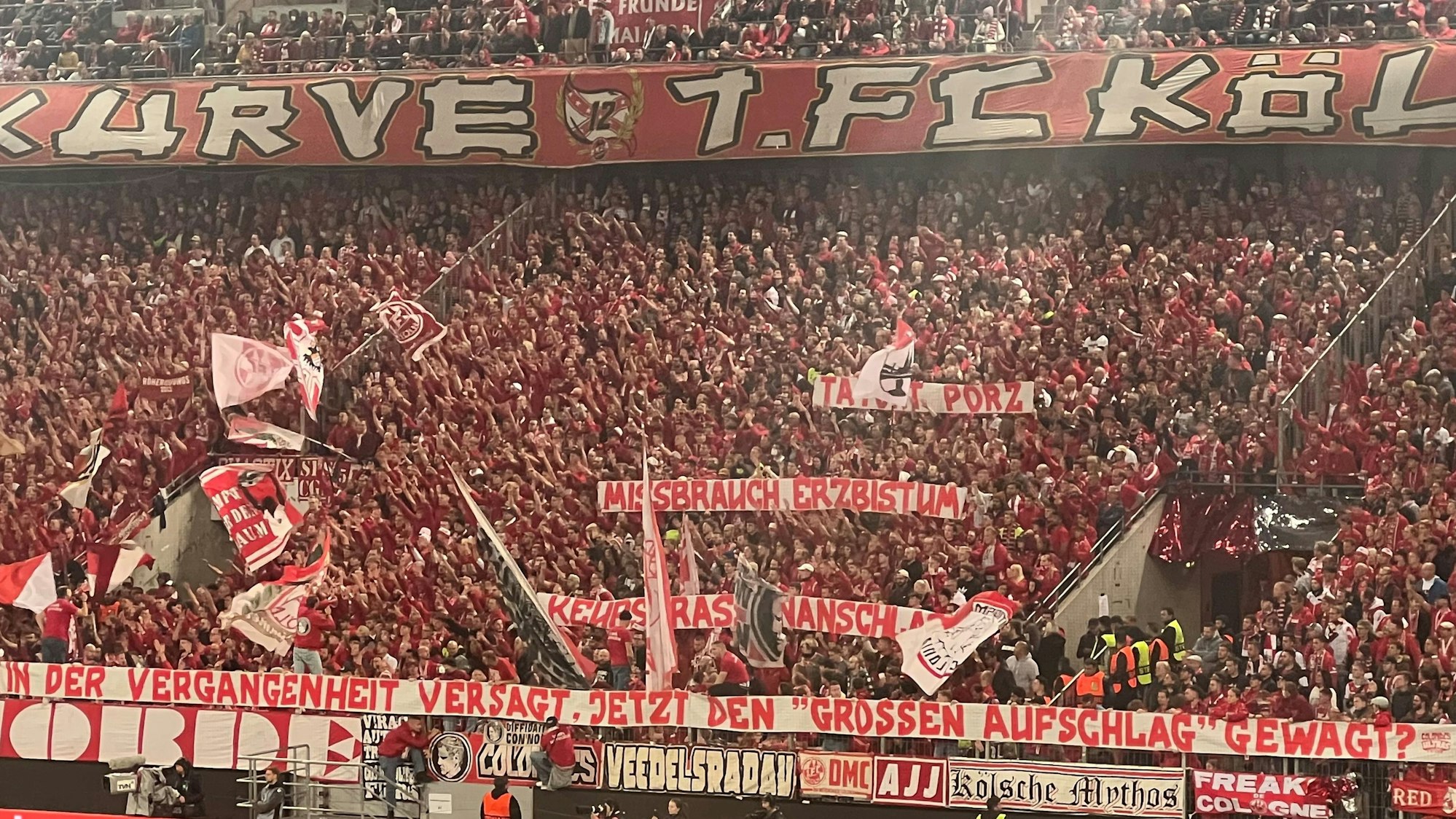 Die Coloniacs zeigen beim Spiel 1. FC Köln gegen Partizan Belgrad vier Spruchbänder.