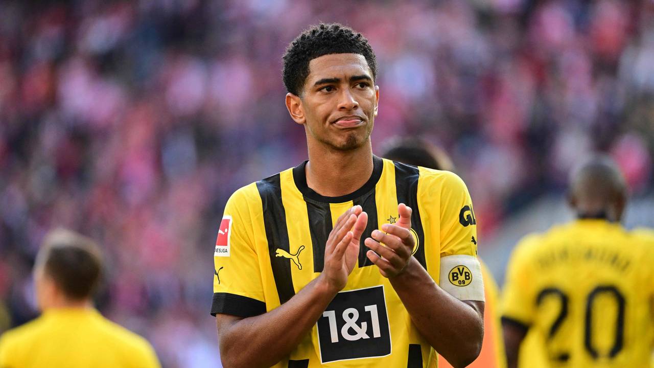 Jude Bellingham schaut enttäuscht nach der 2:3-Niederlage gegen den 1. FC Köln.