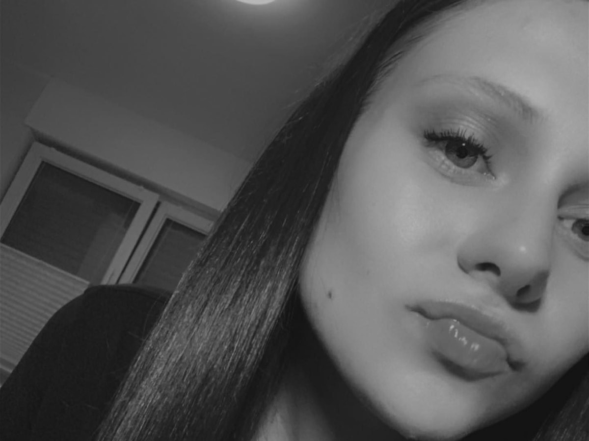 Lavinia Wollny posiert für ein Selfie.