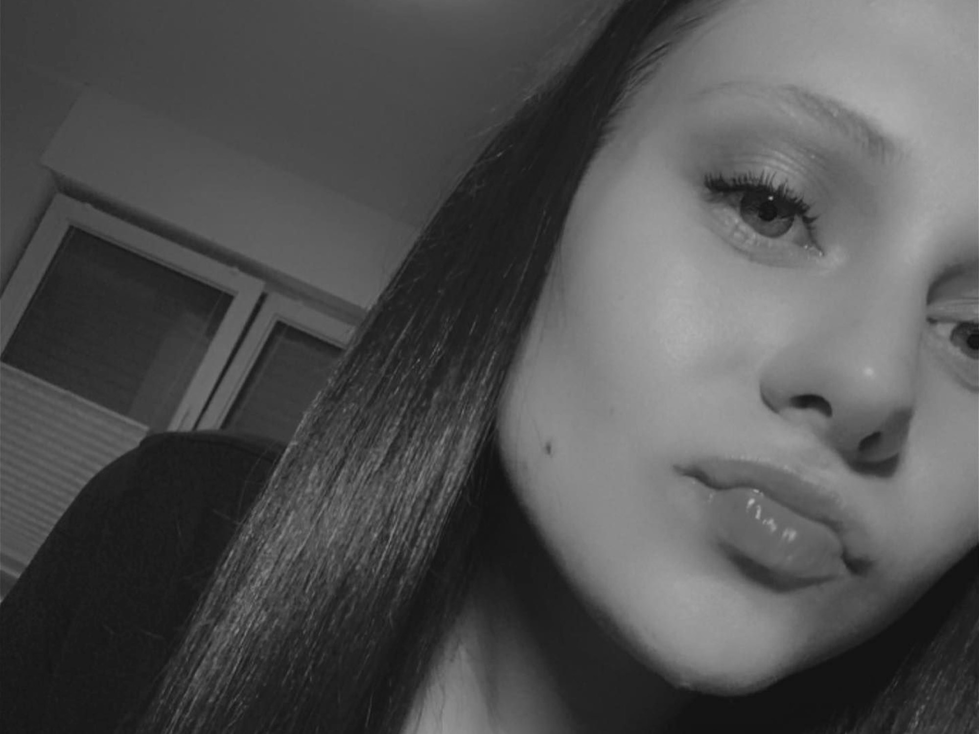 Lavinia Wollny posiert für ein Selfie.