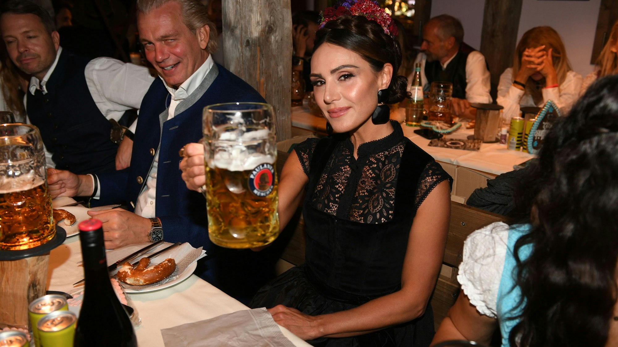 Mit einem Bierkrug in der Hand und im schwarzen Dirndl posiert Nazan für die Kamera.