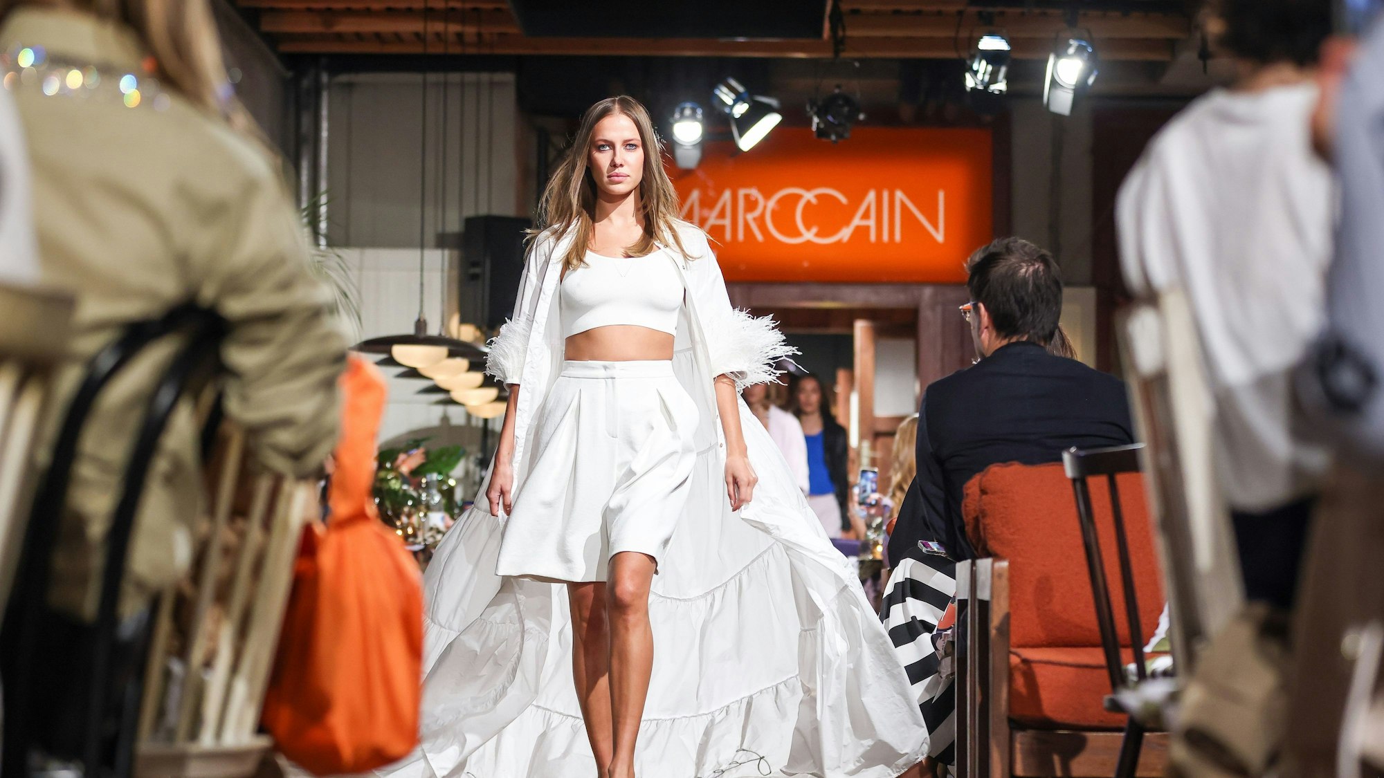 Model Nicole Poturalski zeigt Kreationen des Labels Marc Cain auf der Mercedes-Benz Fashion Week im Café am Neuen See anlässlich der Berlin Fashion Week.