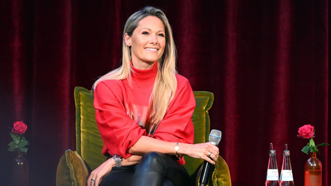 Helene Fischer gibt auf dem Podium ein Statement zu ihrer Tournee im kommenden Jahr ab.
