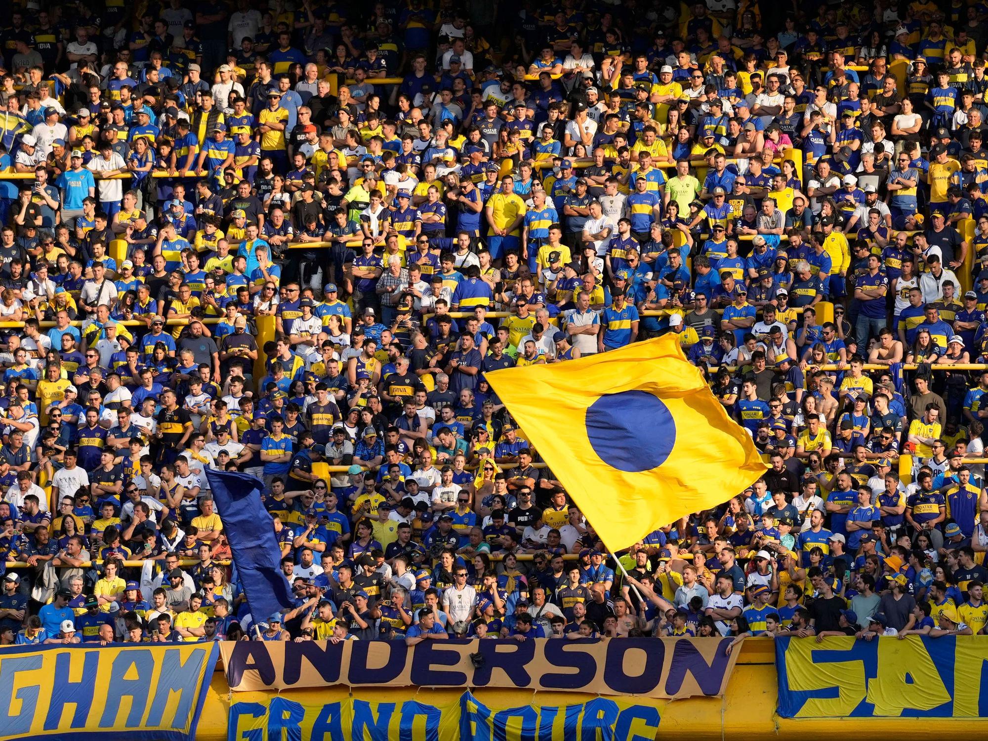 Die Fans der Boca Juniors feuern von der Tribüne aus ihrer Mannschaft an.