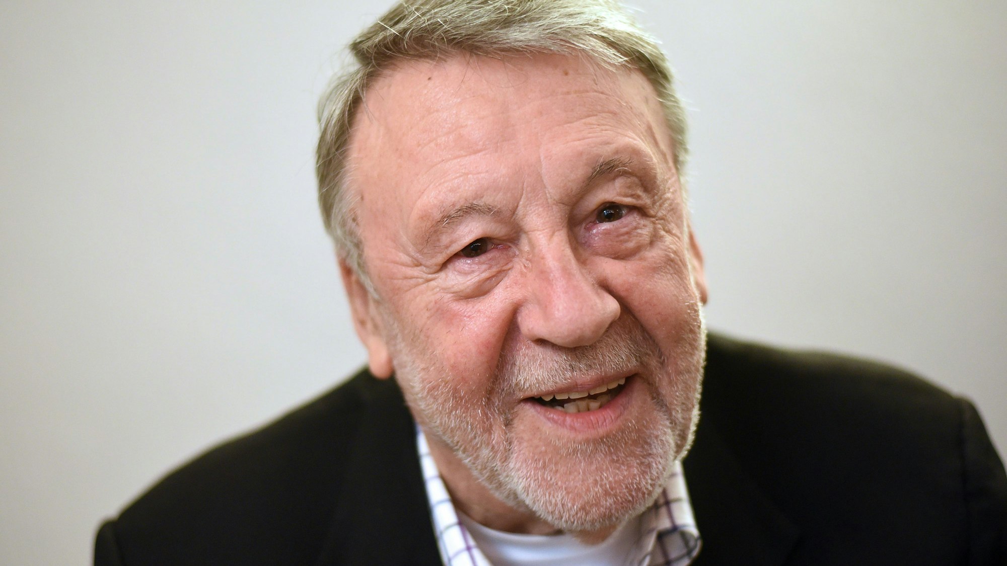 Günter Lamprecht lächelt in die Kamera.