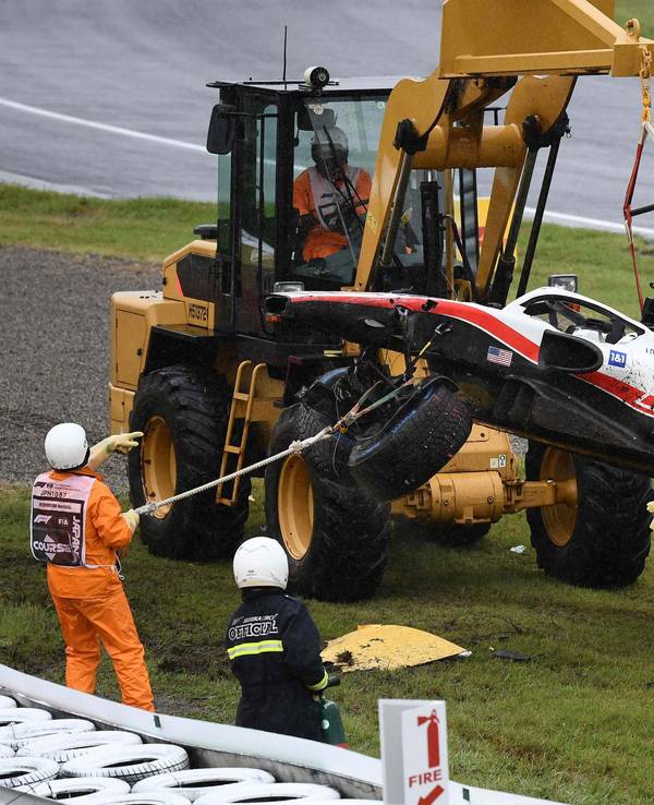 Mick Schumachers Auto wird mit Hilfe eines Krans von der Strecke in Suzuka gebracht.