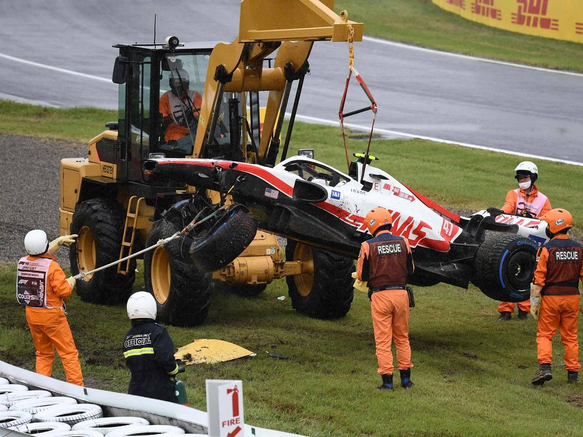 Mick Schumachers Auto wird mit Hilfe eines Krans von der Strecke in Suzuka gebracht.