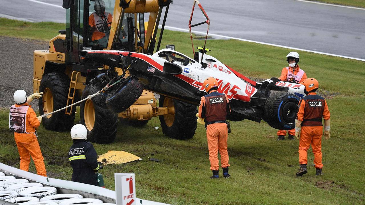Mick Schumachers Auto wird mit Hilfe eines Krans von der Strecke in Suzuka gebracht.