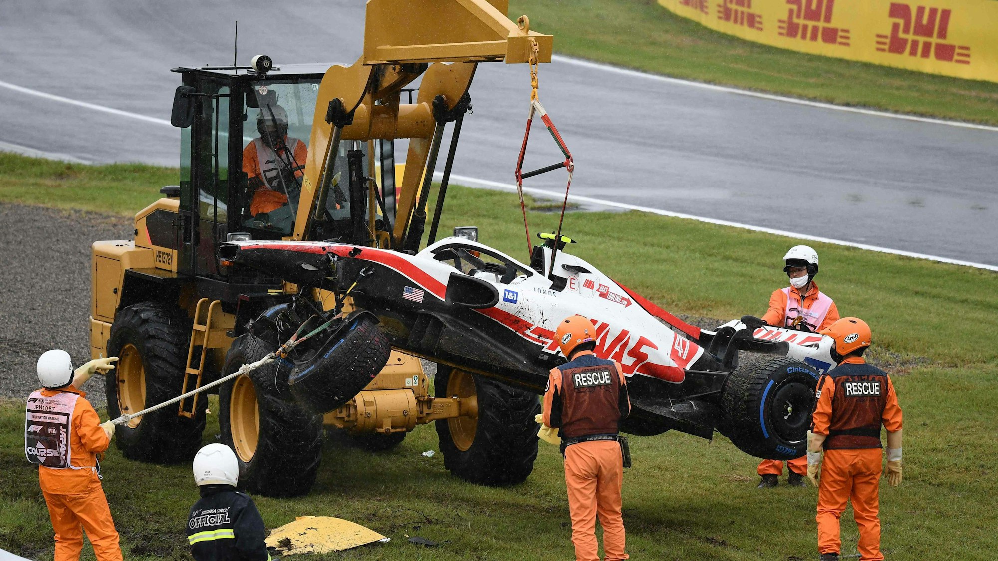 Mick Schumachers Auto wird mit Hilfe eines Krans von der Strecke in Suzuka gebracht.