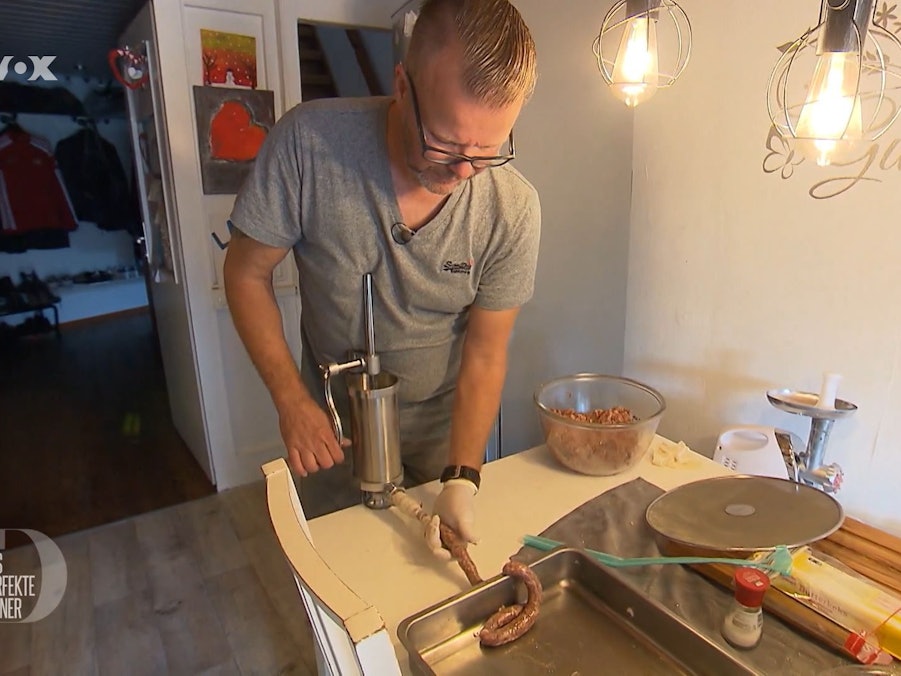 Lars bereitet die Würste für die Hauptspeise vor.