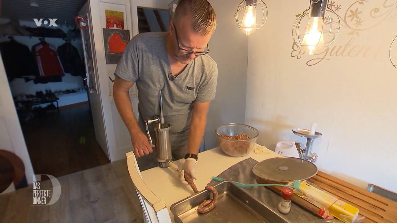 Lars bereitet die Würste für die Hauptspeise vor.