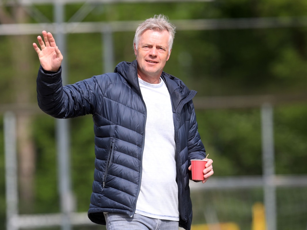 ARD-Kommentator Tom Bartels
winkt in die Kamera.