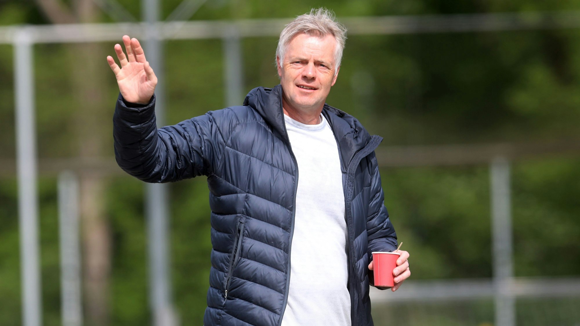 ARD-Kommentator Tom Bartels
winkt in die Kamera.