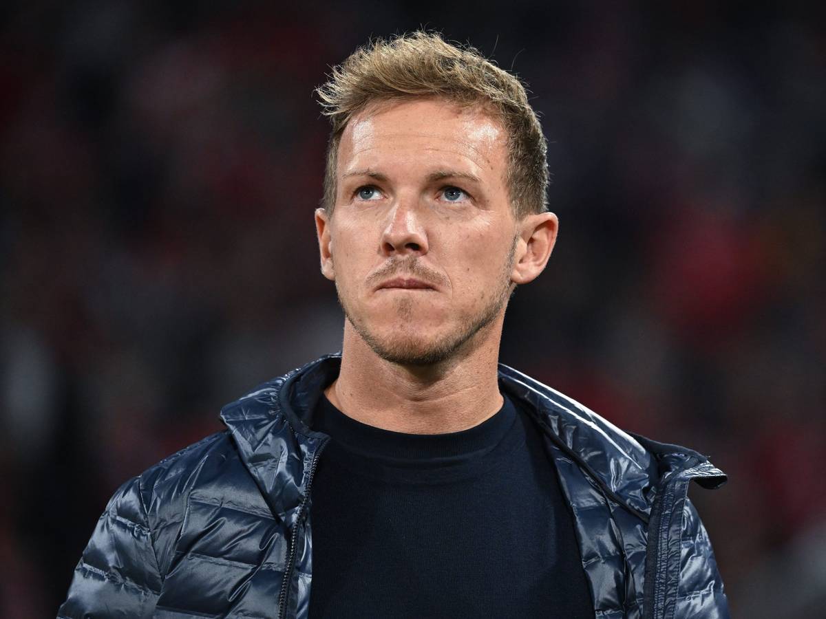 Bayern-Trainer Julian Nagelsmann kommt vor dem Spiel gegen Bayer Leverkusen in das Stadion.