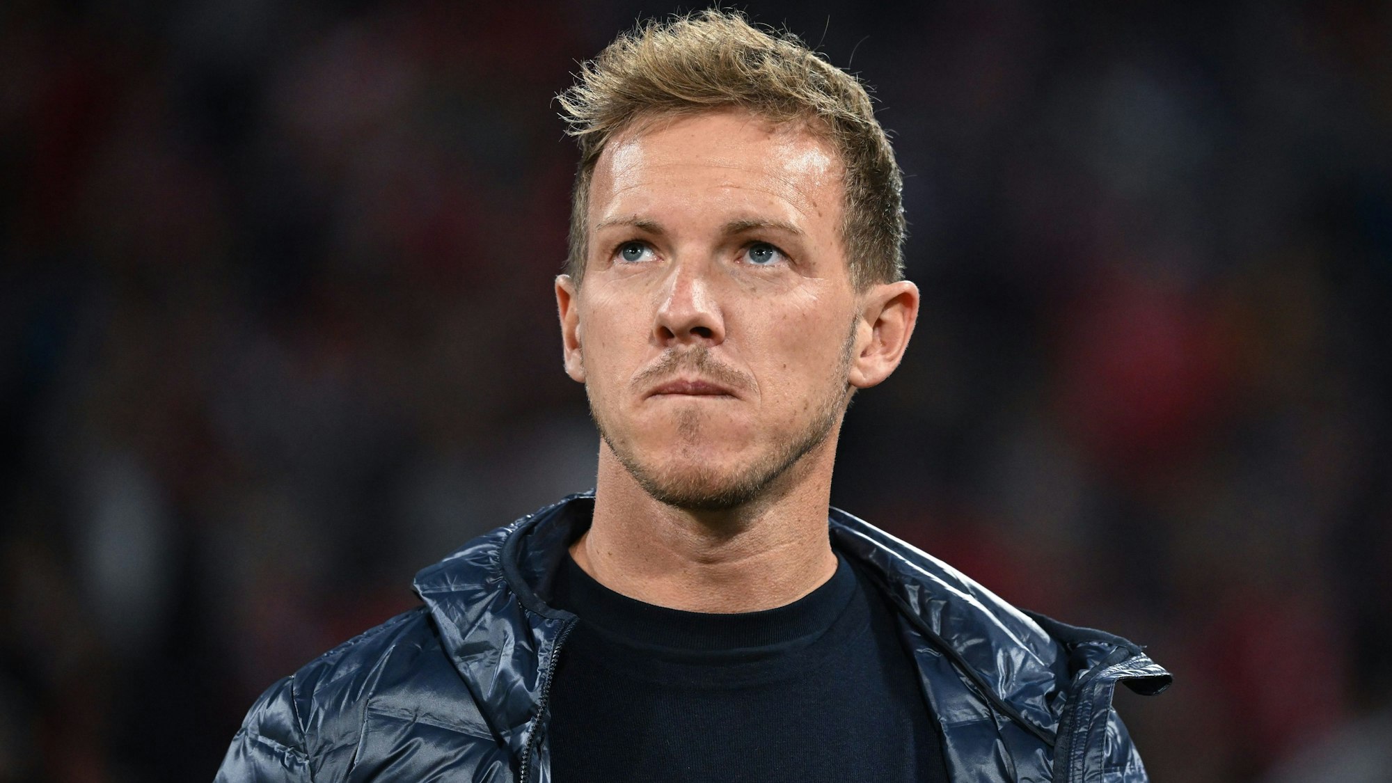 Bayern-Trainer Julian Nagelsmann kommt vor dem Spiel gegen Bayer Leverkusen in das Stadion.