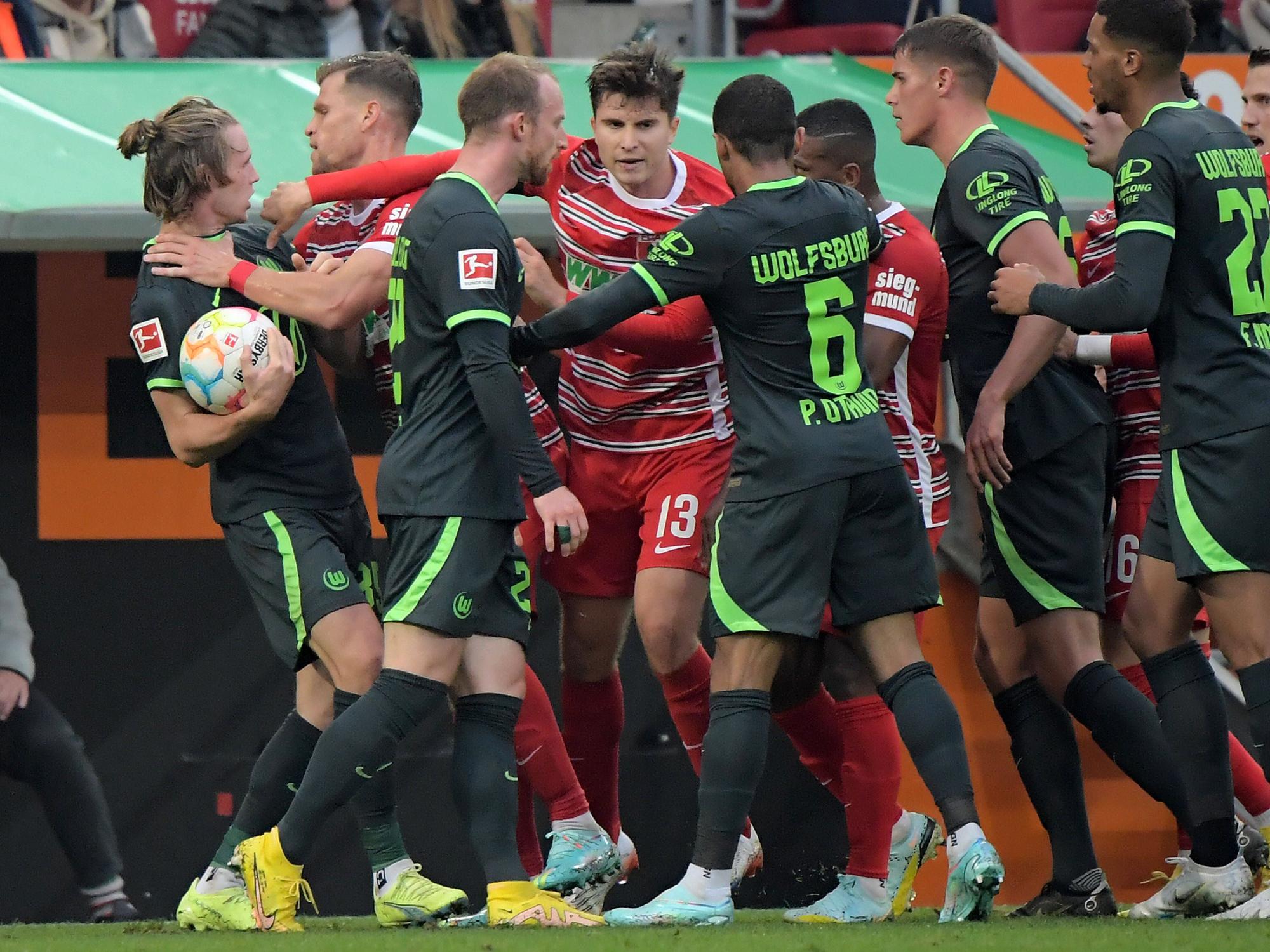 Die Spieler des FC Augsburg und des VfL Wolfsburg in einer Rudelbildung.