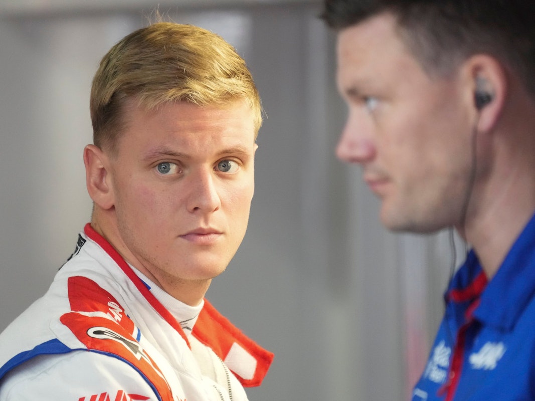 Mick Schumacher schaut fokussiert.