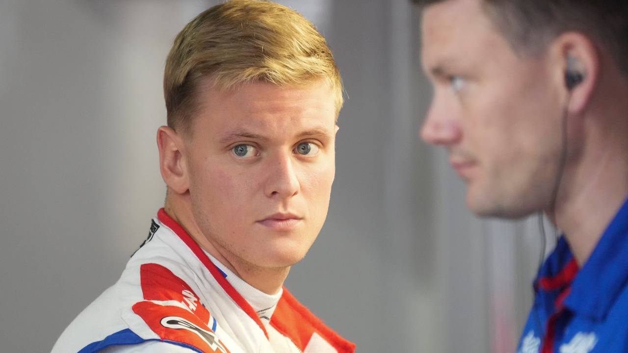 Mick Schumacher schaut fokussiert.