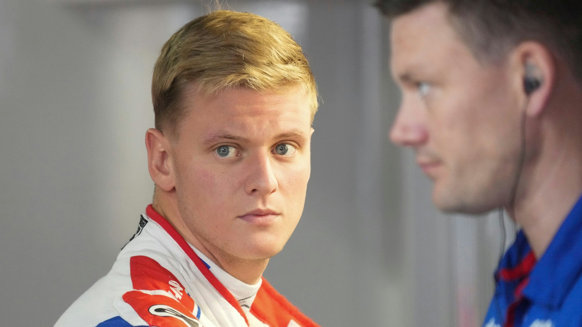 Mick Schumacher schaut fokussiert.
