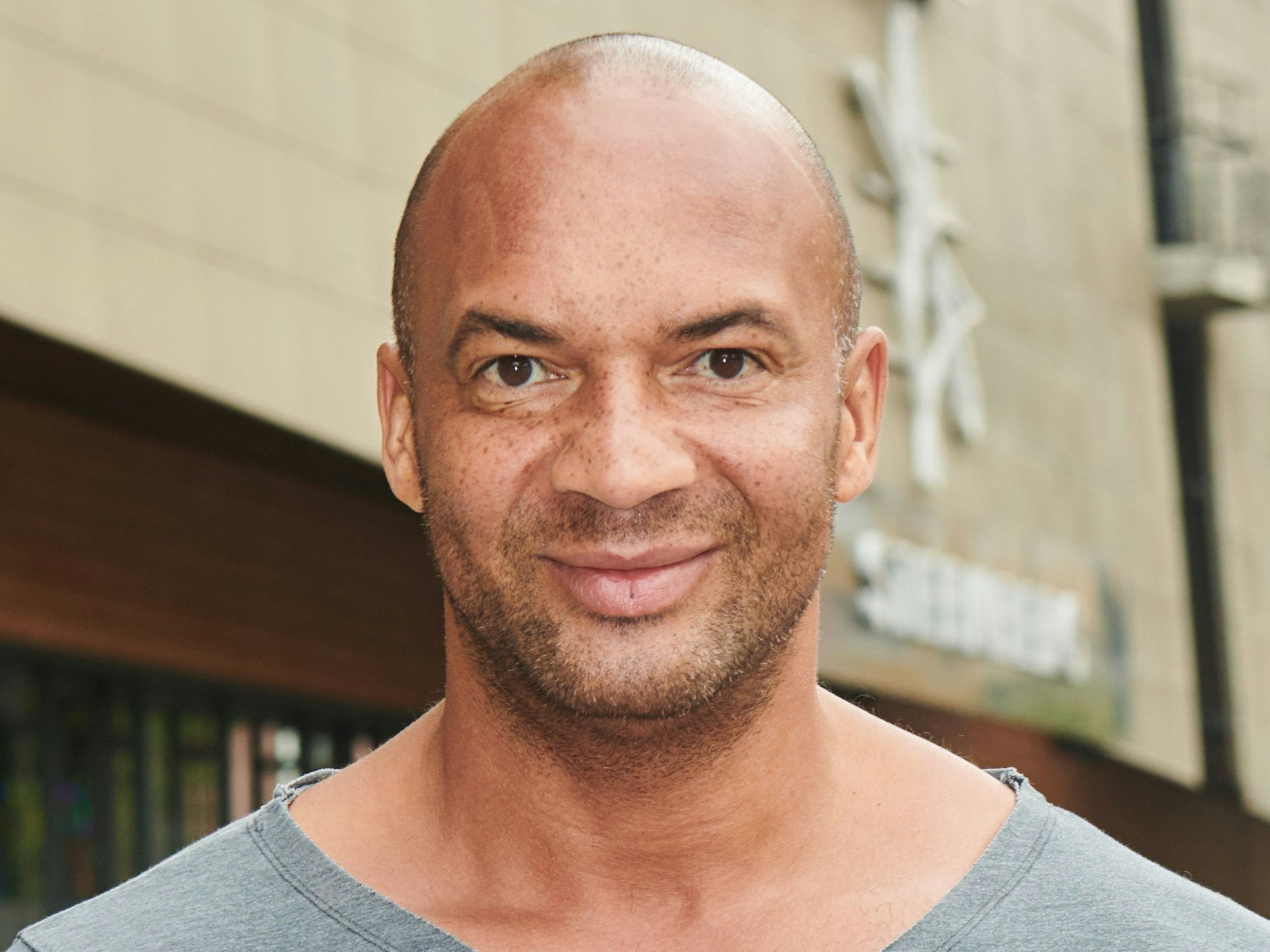 Der Choreograf und Tänzer Detlef Soost steht am Marlene-Dietrich-Platz.