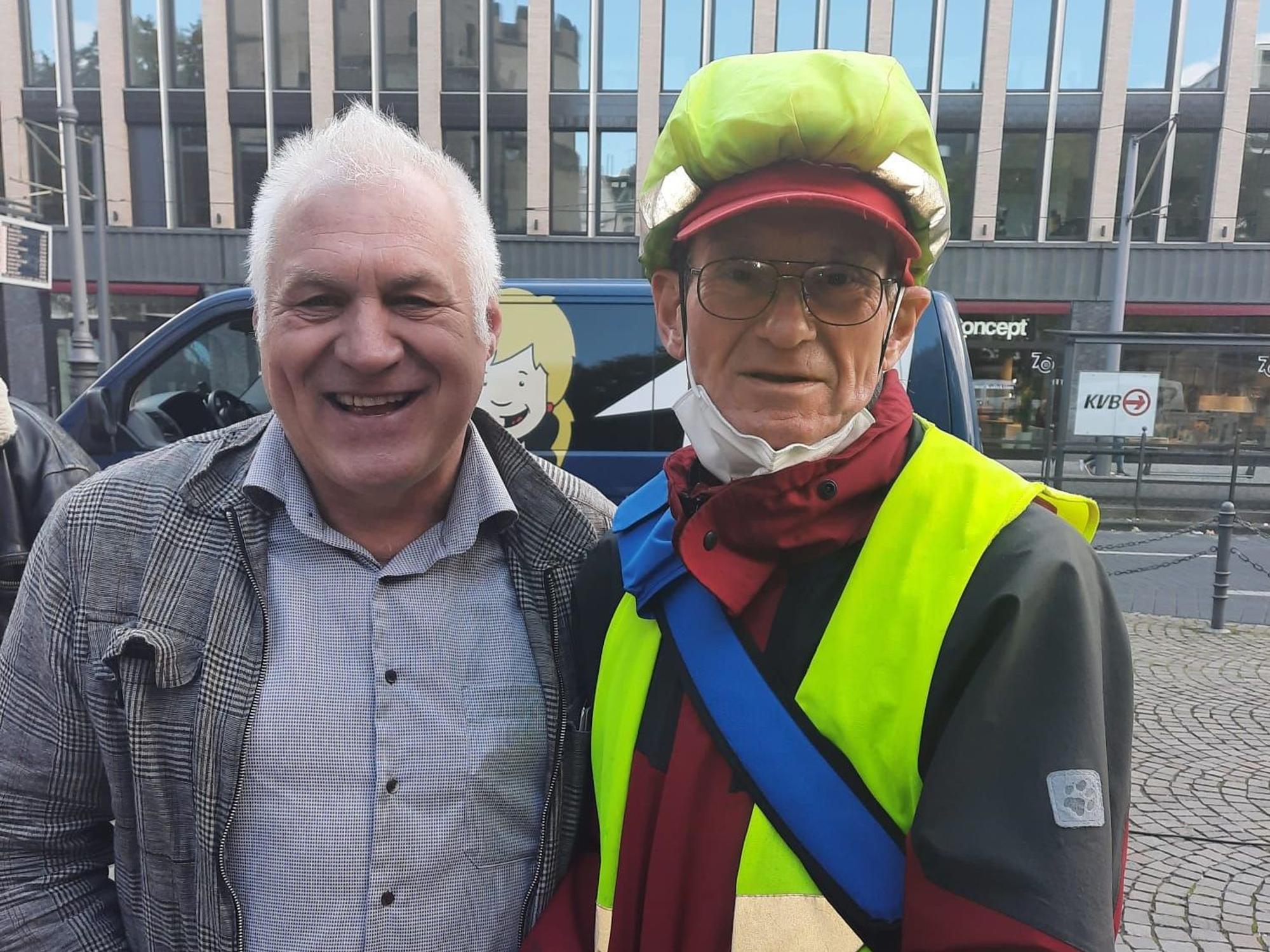 Kalle Gerigk und Franz Meurer stehen nebeneinander.
