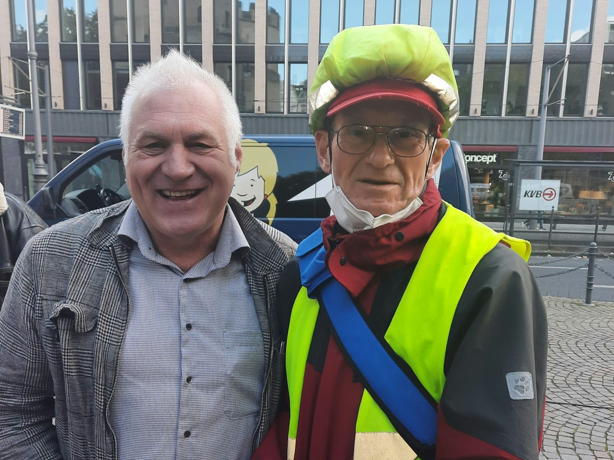 Kalle Gerigk und Franz Meurer stehen nebeneinander.