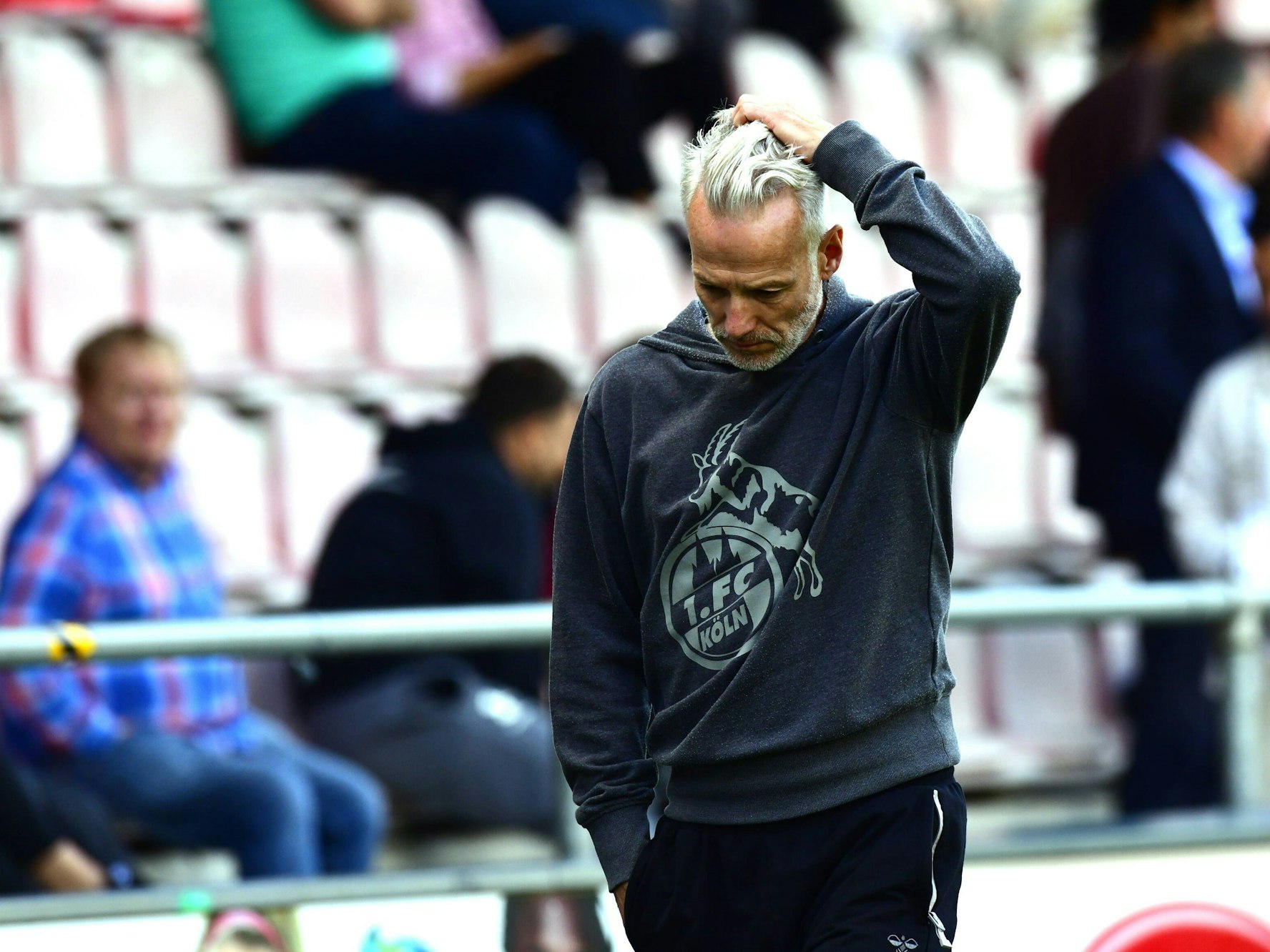 U21-Trainer Mark Zimmermann beim Spiel des 1. FC Köln gegen den Wuppertaler SV am 11. September 2022.