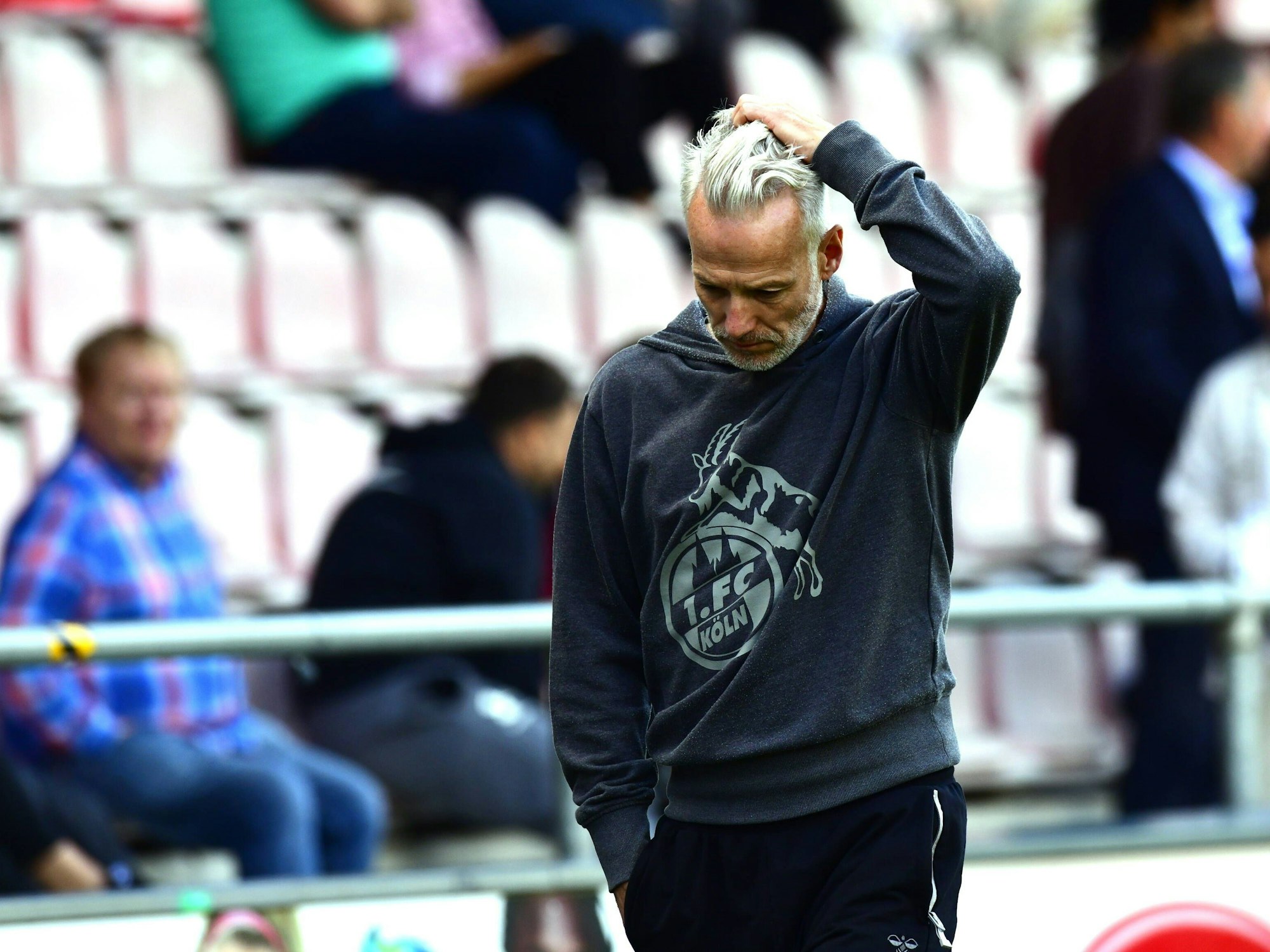 U21-Trainer Mark Zimmermann beim Spiel des 1. FC Köln gegen den Wuppertaler SV am 11. September 2022.