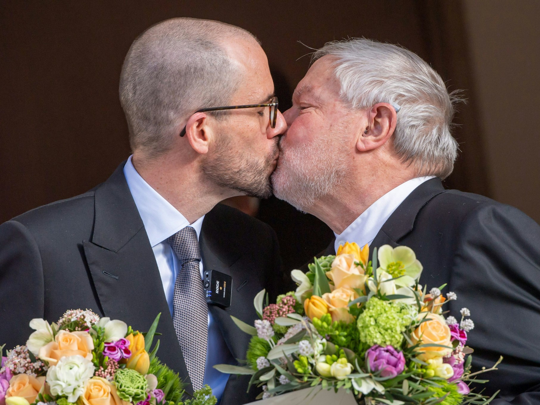 Der ehemalige Benediktiner-Mönch Anselm Bilgri und sein Mann Markus küssen sich 2021 nach ihrer standesamtlichen Trauung.