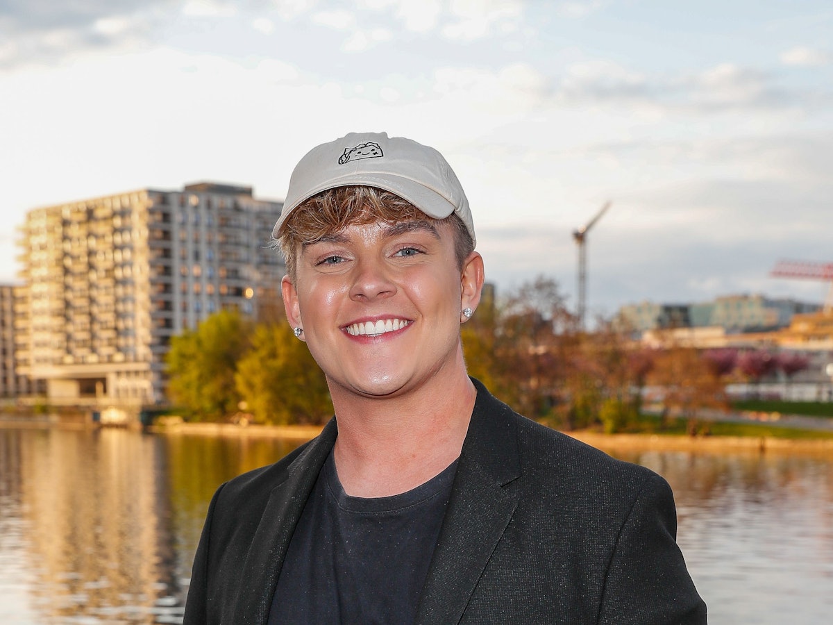 Nur zwei Songs hat der Influencer Twenty4Tim aus NRW benötigt, um an die Spitze der deutschen Single-Charts zu gelangen. Das Foto zeigt Tim beim „TikTok ForYou“-Fest im April 2022 in Berlin.