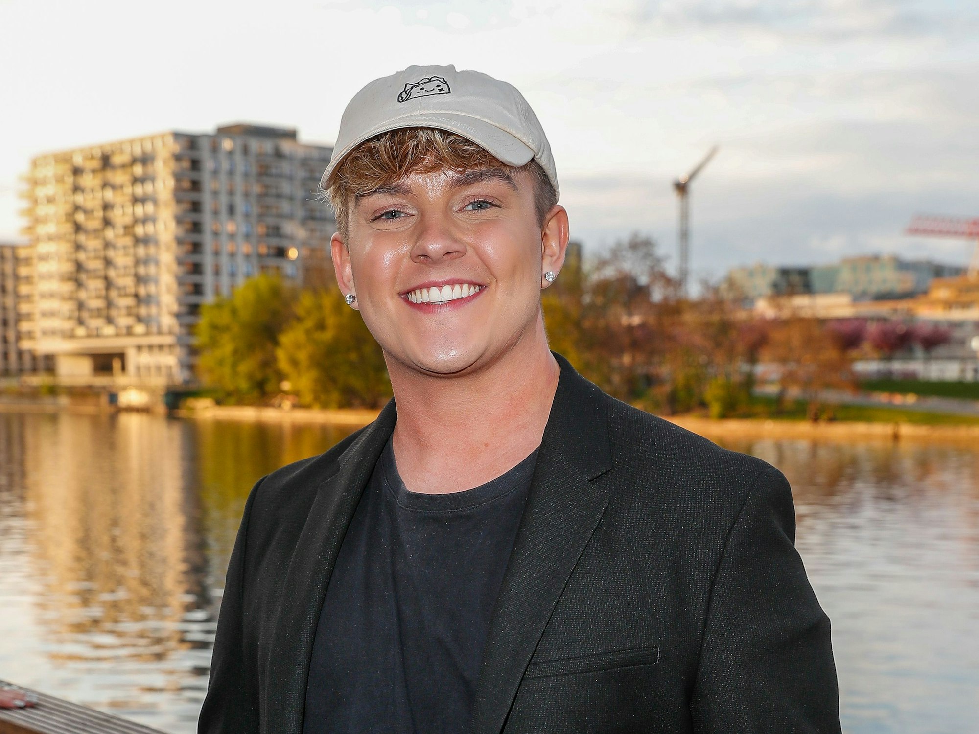 Nur zwei Songs hat der Influencer Twenty4Tim aus NRW benötigt, um an die Spitze der deutschen Single-Charts zu gelangen. Das Foto zeigt Tim beim „TikTok ForYou“-Fest im April 2022 in Berlin.