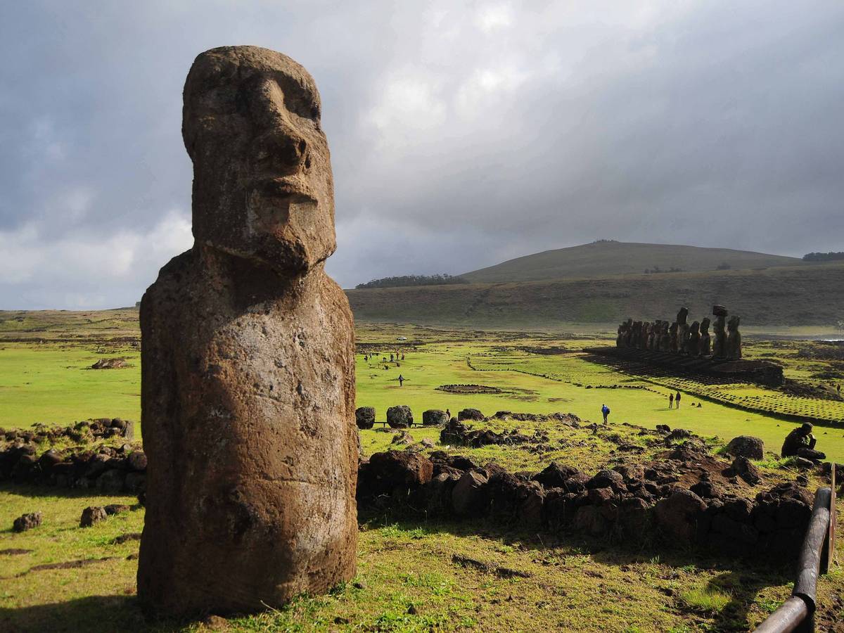 Eine Steinstatue aufgenommen am auf der Osterinsel Rapa Nui (Chile).
