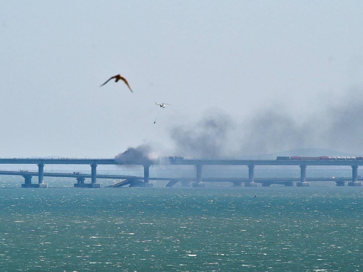 Ein Hubschrauber wirft Wasser ab, um das Feuer auf der Krim-Brücke zu stoppen, die das russische Festland und die Halbinsel Krim über die Straße von Kertsch verbindet.