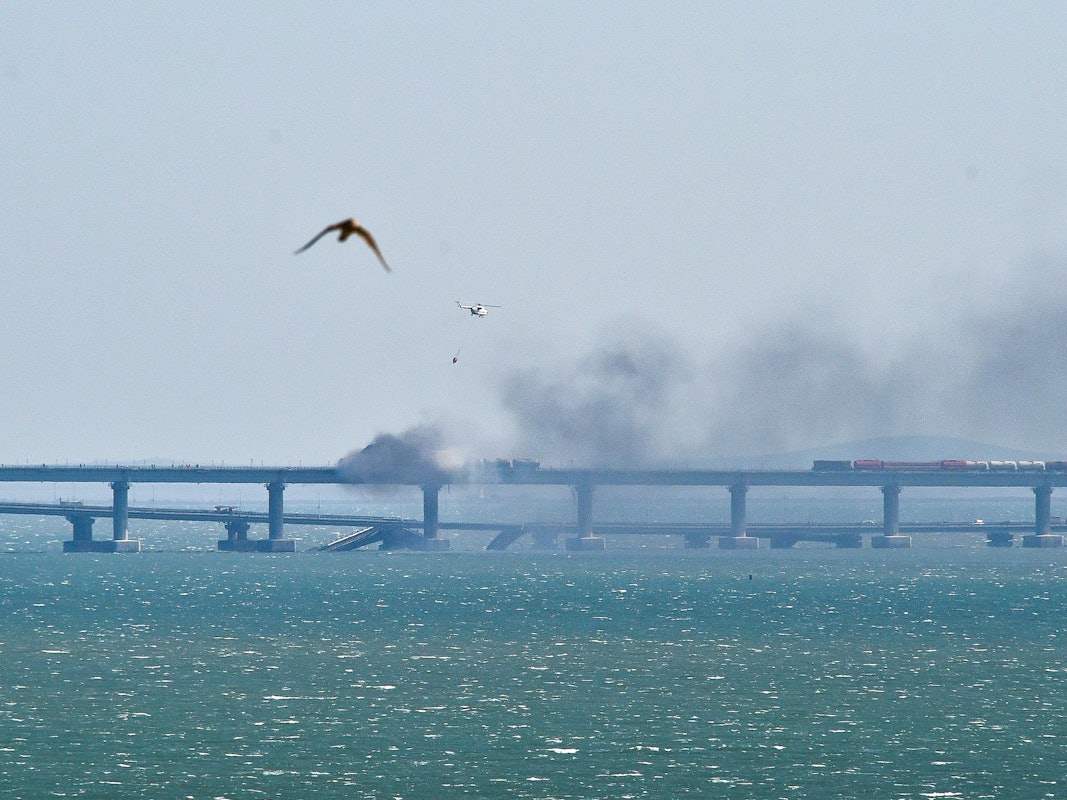 Ein Hubschrauber wirft Wasser ab, um das Feuer auf der Krim-Brücke zu stoppen, die das russische Festland und die Halbinsel Krim über die Straße von Kertsch verbindet.