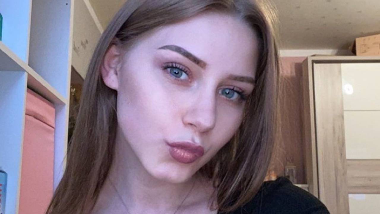 Loredana Wollny macht einen Kussmund in die Kamera.