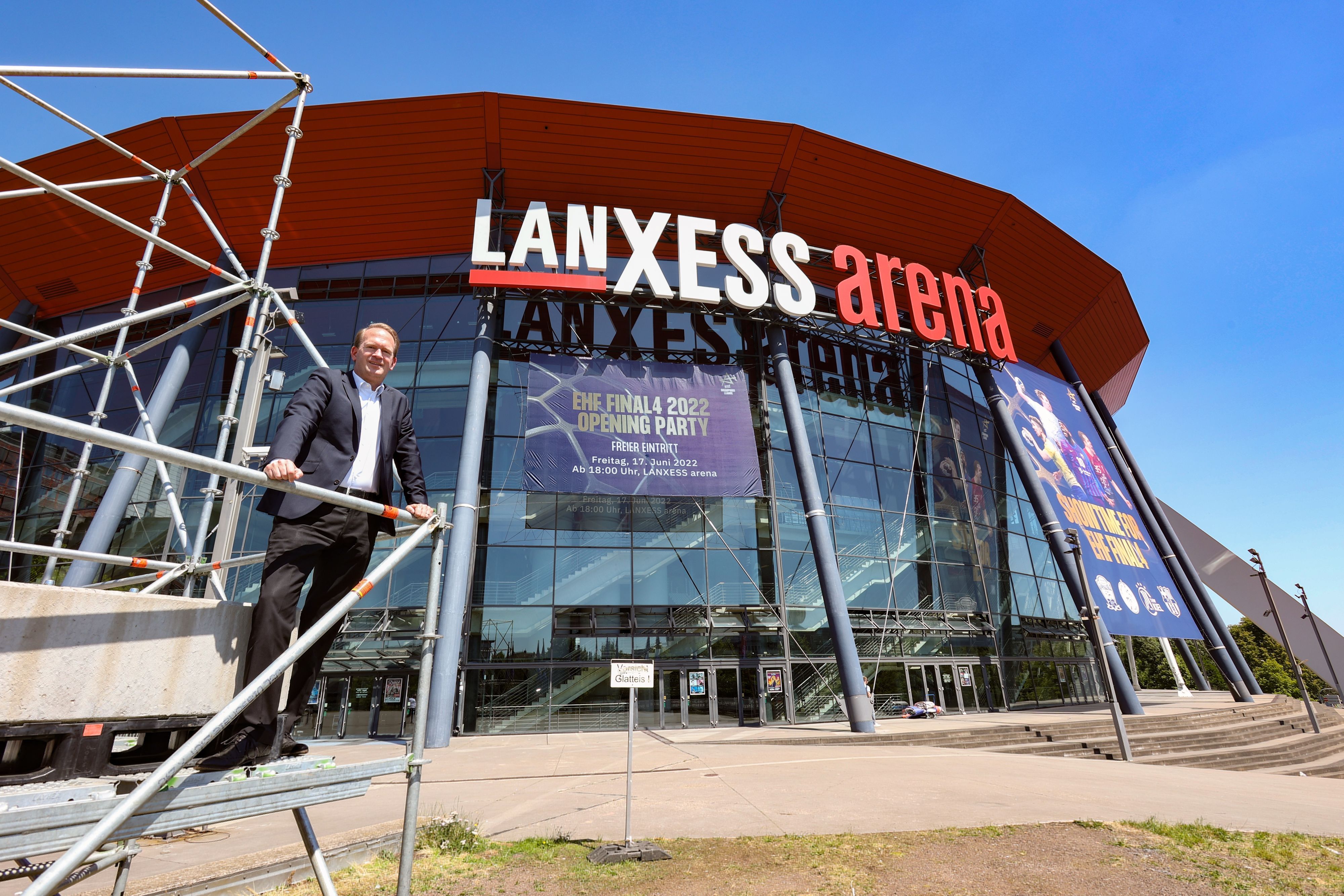 Stefan Löcher, Chef der Lanxess-Arena in Köln, steht vor der Multifunktionsarena.