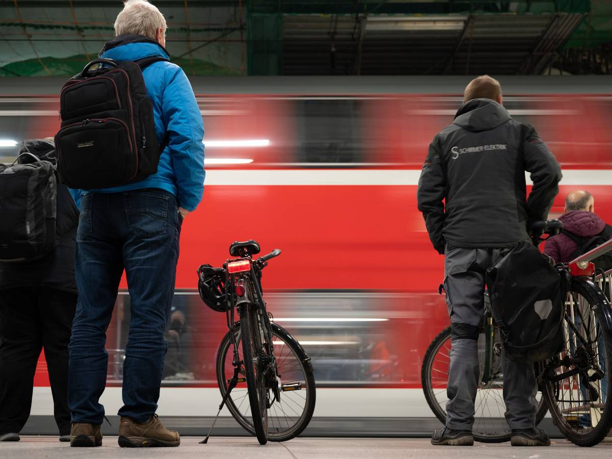 Eine S-Bahn der Deutschen Bahn fährt an einem Bahnsteig im Hauptbahnhof.