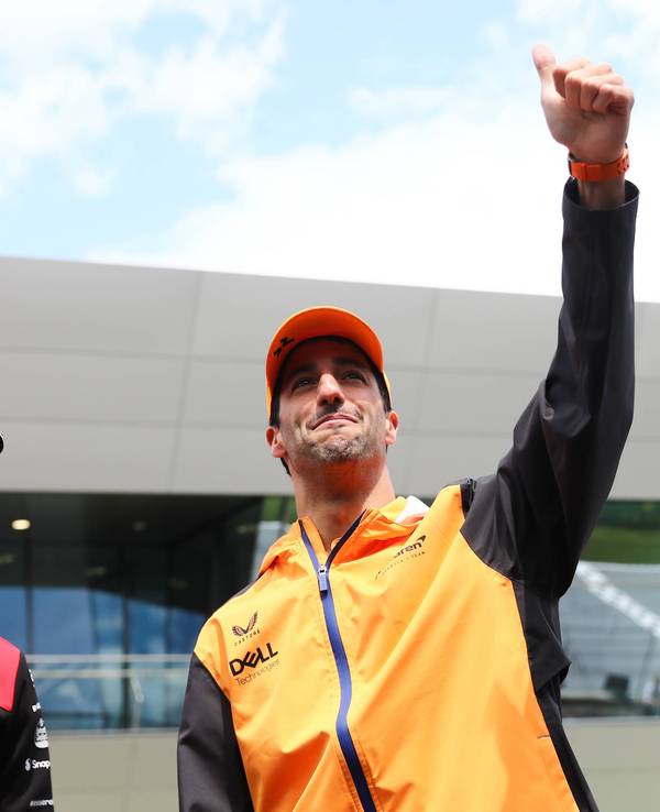 Daniel Ricciardo und Charles Leclerc zusammen.
