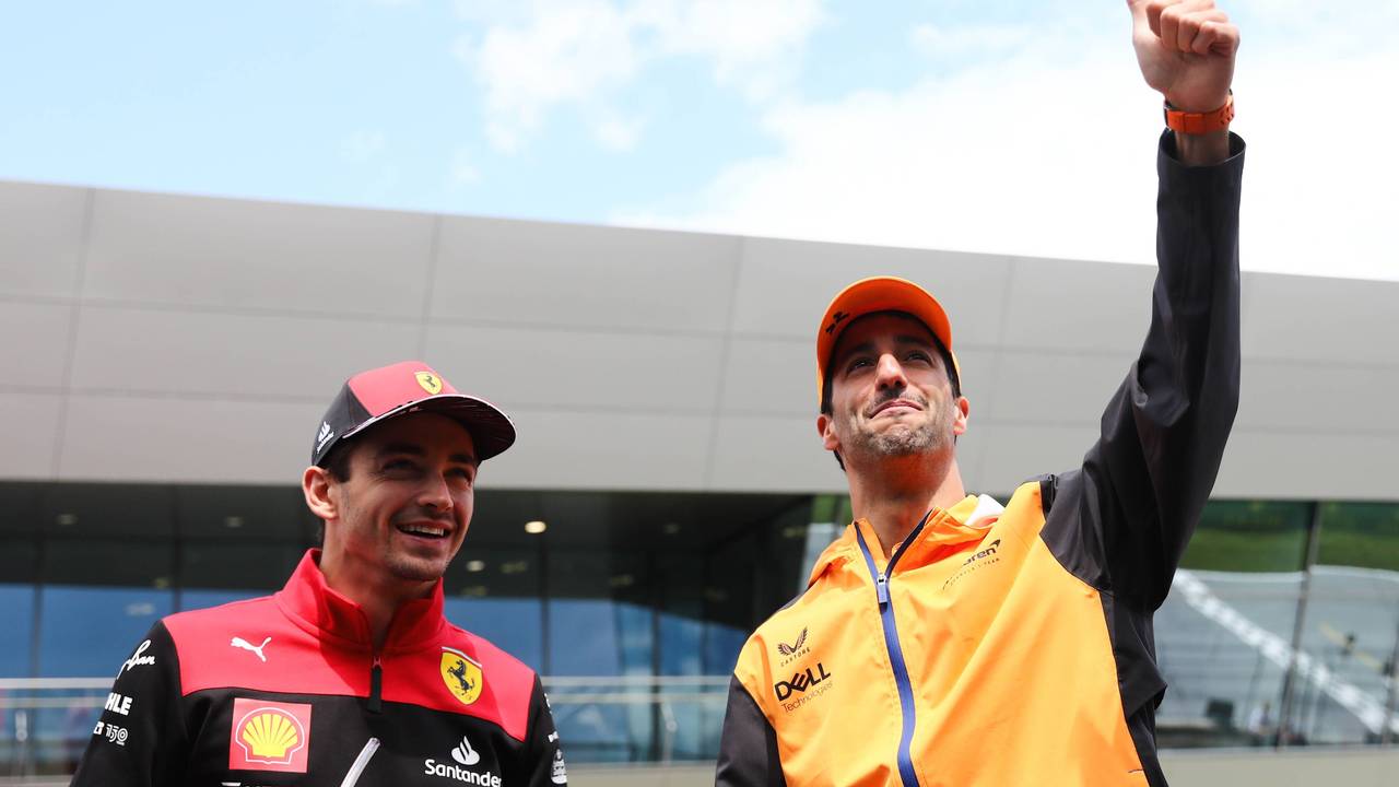 Daniel Ricciardo und Charles Leclerc zusammen.