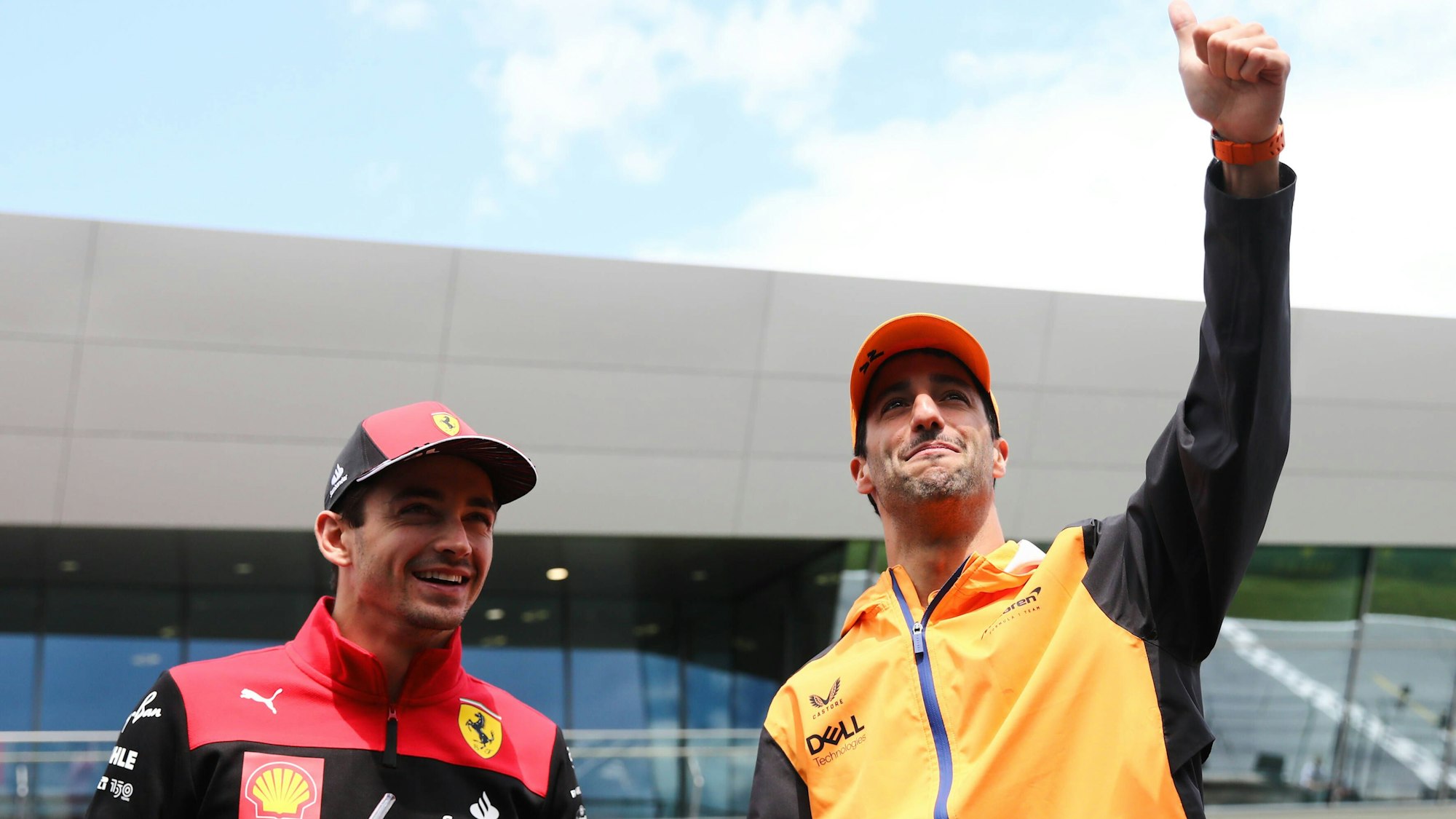 Daniel Ricciardo und Charles Leclerc zusammen.