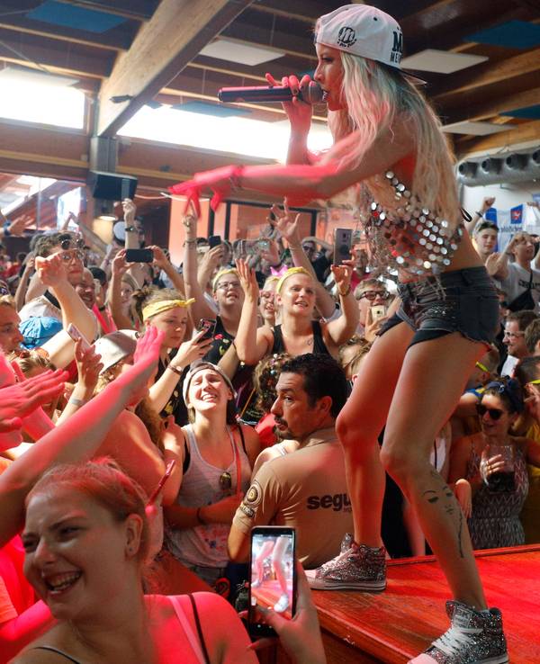 Mia Julia performt 2019 für ihre Fans auf der Bühne im „Bierkönig“.