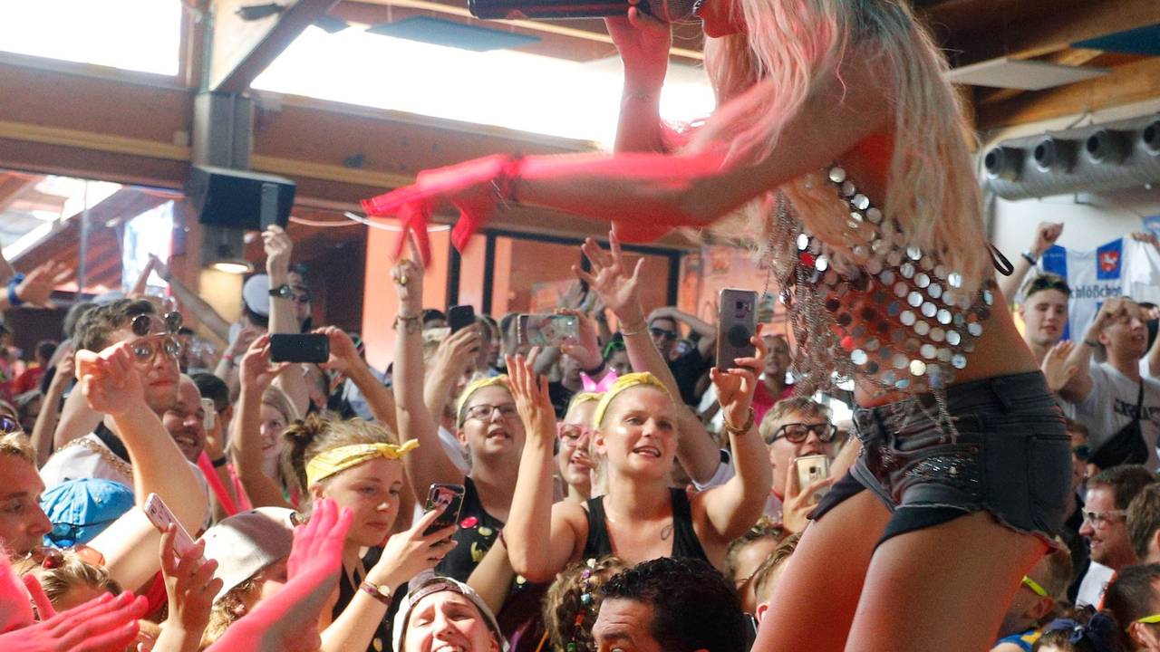 Mia Julia performt 2019 für ihre Fans auf der Bühne im „Bierkönig“.