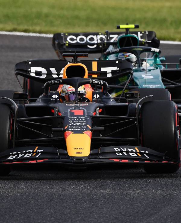 Max Verstappen auf der Strecke in Suzuka vor Sebastian Vettel.