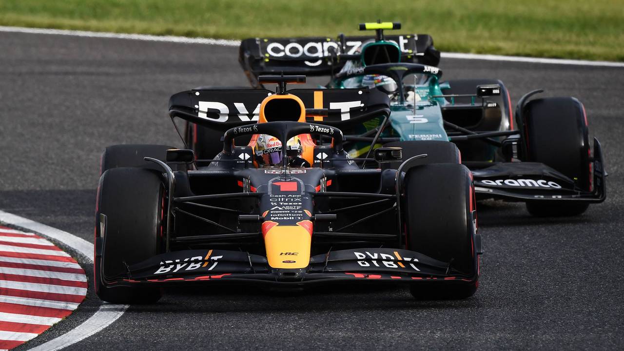Max Verstappen auf der Strecke in Suzuka vor Sebastian Vettel.