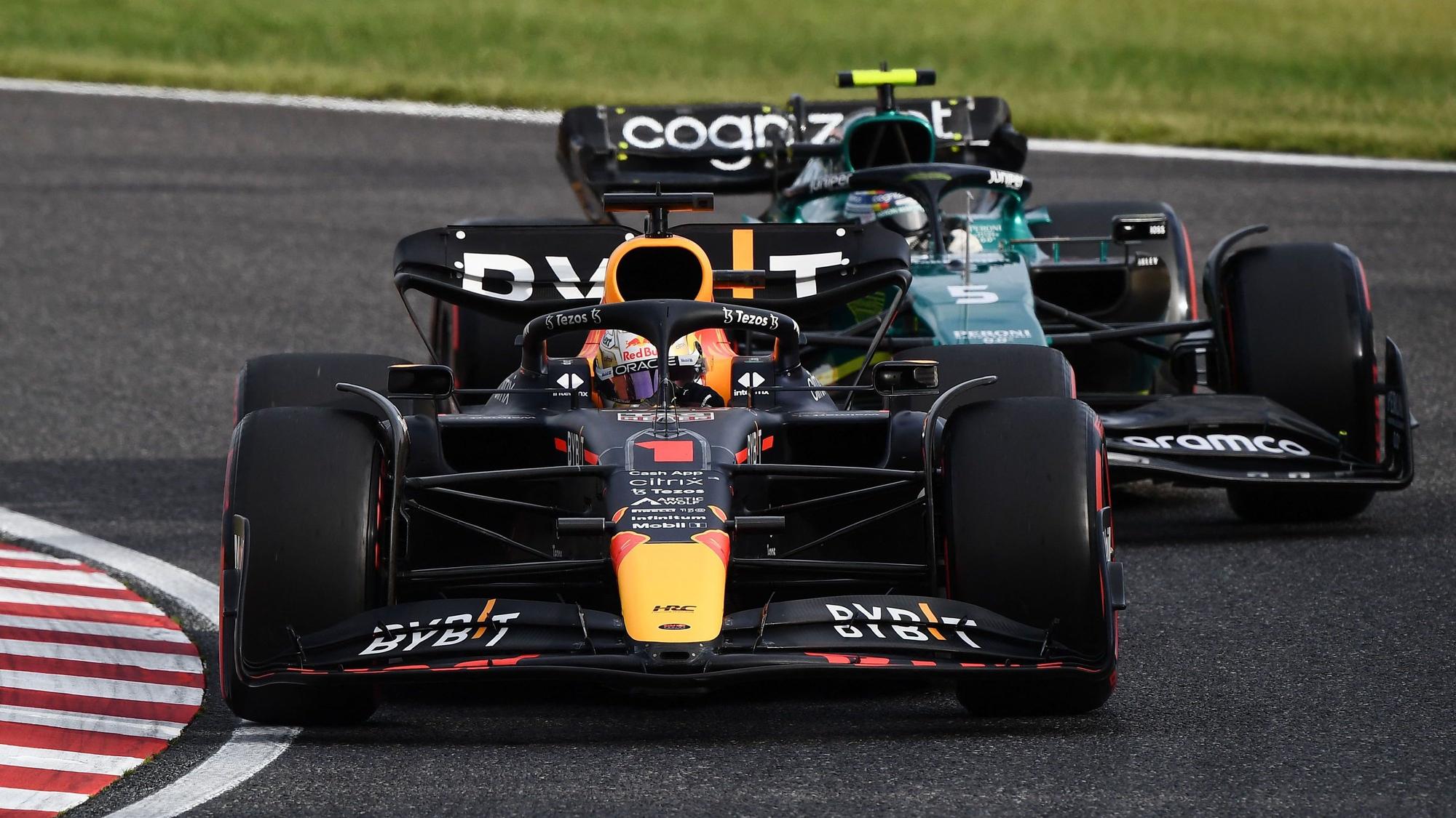 Max Verstappen auf der Strecke in Suzuka vor Sebastian Vettel.